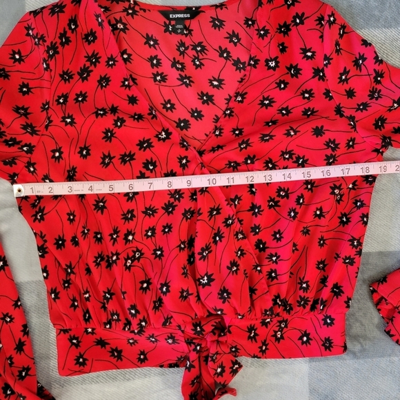 Express Red Black Floral Flare Sleeve Cropped Banded Tie Front Blouse Small - Picture 8 of 9